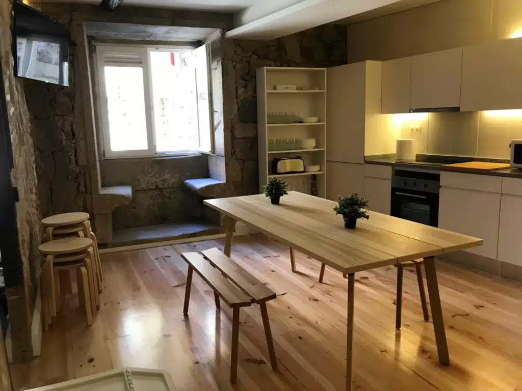 Common area and kitchen at Onefam Ribeira Hostel in Porto