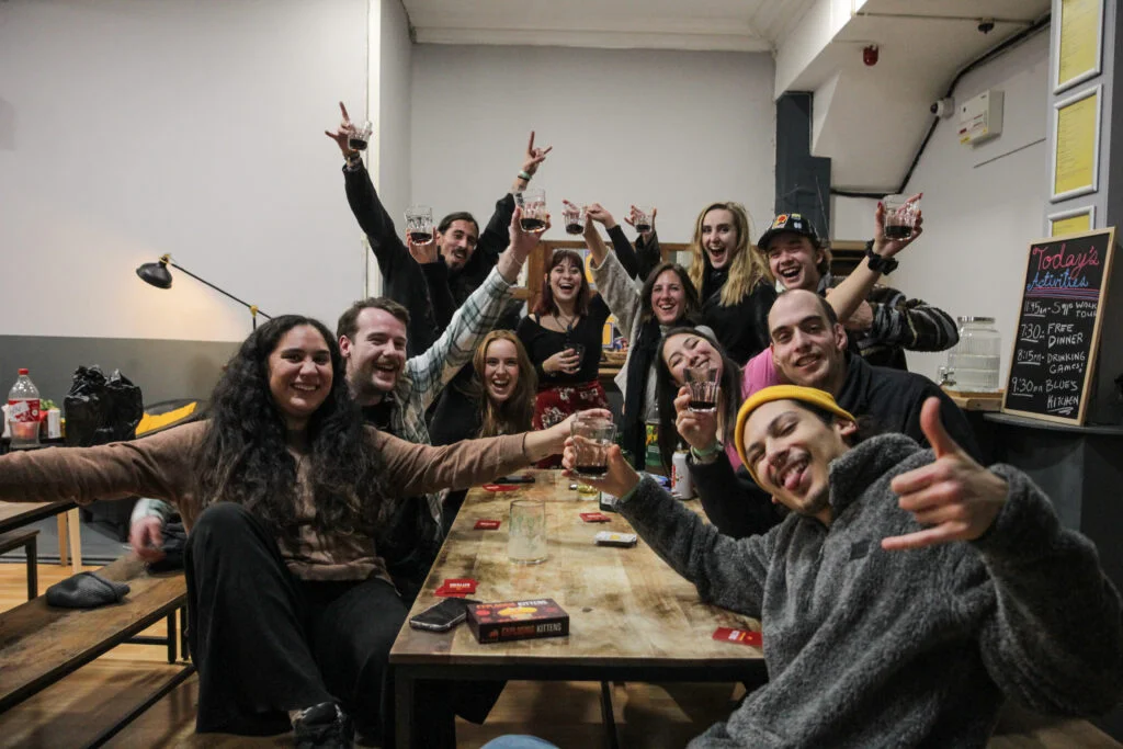 Grupo de jóvenes viajeros en solitario divirtiéndose. Los mejores youth hostels de Barcelona. 