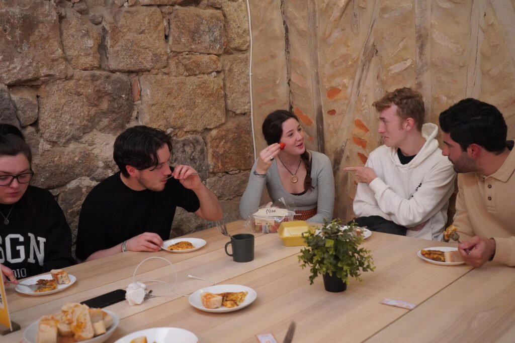 Common free family dinner Clérigos Onefam Hostel Porto