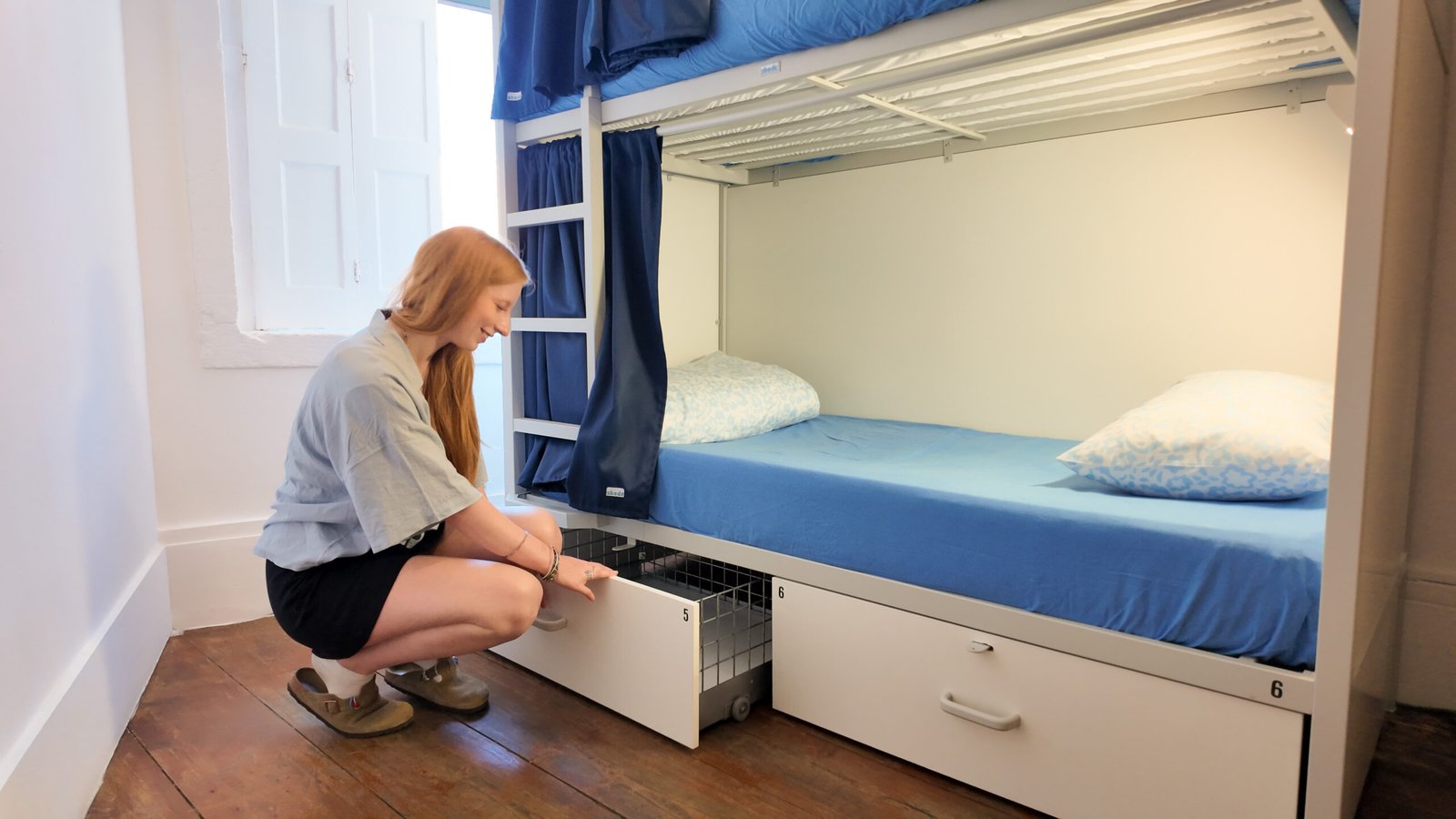 03-clerigos-dorm-lockers-under-bed-storage-onefam-hostels-clerigos-porto