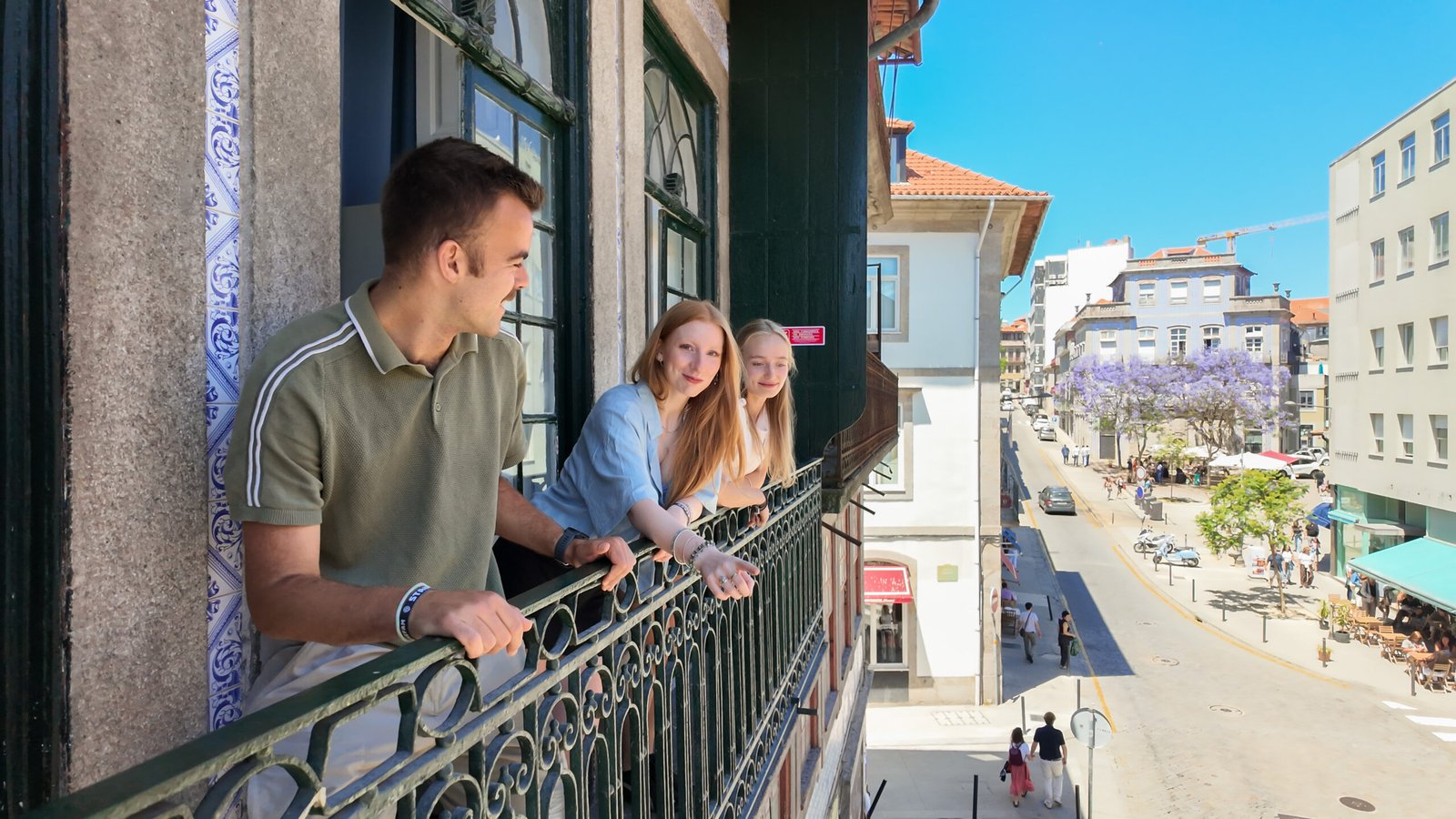 04-clerigos-balcony-view-neighbourhood-guests-onefam-hostels-clerigos-porto